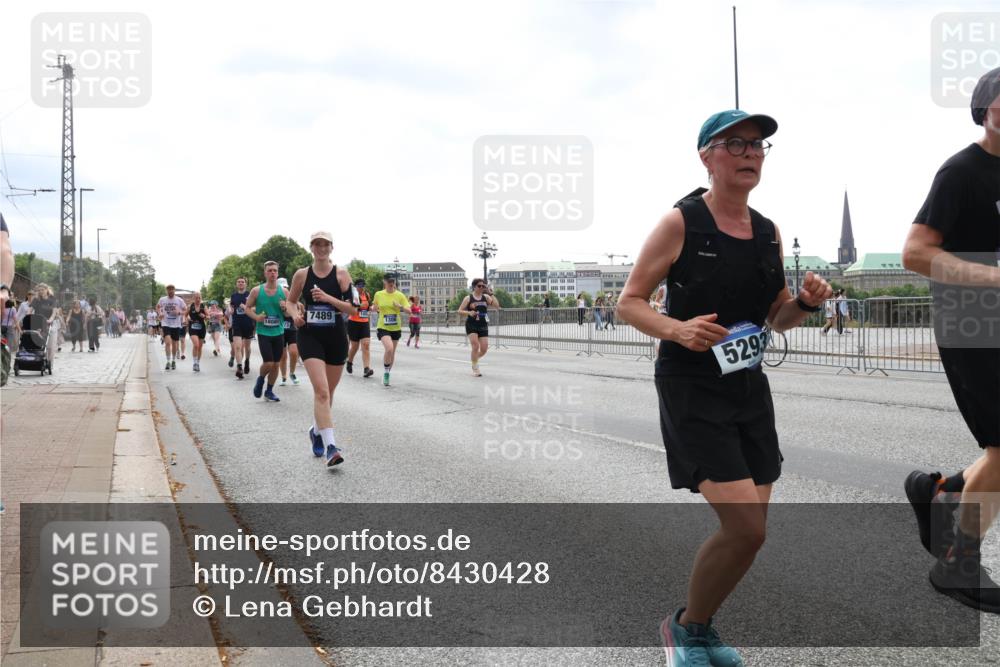 29.06.2025 - hella hamburg halbmarathon Lena Gebhardt http://msf.ph/oto/8430428 29.06.2025 10:44:02 Lombardsbrücke 7489, 18080, 73, 145, 5293, 1023, 1026, 1095, 1306, 1310, 1400, 1459, 1519, 1802, 1804, 2073, 2186, 2692, 2733, 3065, 3288, 3390, 3596, 3597, 4627, 4636, 4866, 4898, 5001, 5127, 5192, 5201, 5214, 5293, 5730, 5731, 5890, 5902, 5905, 6036, 6334, 6895, 6971, 6973, 7197, 7205, 7206, 7326, 7489, 7504, 7610, 7818, 7842, 8000, 8058, 8272, 8504, 8591, 8763, 8870, 8957, 9073, 9510, 9704, 9831, 9879, 10097, 10223, 11955, 12803, 12995 meine-sportfotos.de