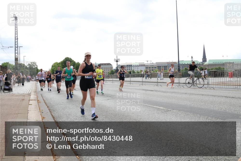 29.06.2025 - hella hamburg halbmarathon Lena Gebhardt http://msf.ph/oto/8430448 29.06.2025 10:44:02 Lombardsbrücke 18080, 7489, 1306, 1023, 1026, 1095, 1306, 1310, 1400, 1459, 1519, 1802, 1804, 2073, 2186, 2692, 2733, 3065, 3288, 3390, 3596, 3597, 4627, 4636, 4866, 4898, 5001, 5127, 5192, 5201, 5214, 5293, 5730, 5731, 5890, 5902, 5905, 6036, 6334, 6895, 6971, 6973, 7197, 7205, 7206, 7326, 7489, 7504, 7610, 7818, 7842, 8000, 8058, 8272, 8504, 8591, 8763, 8870, 8957, 9073, 9510, 9704, 9831, 9879, 10097, 10223, 11955, 12803, 12995 meine-sportfotos.de