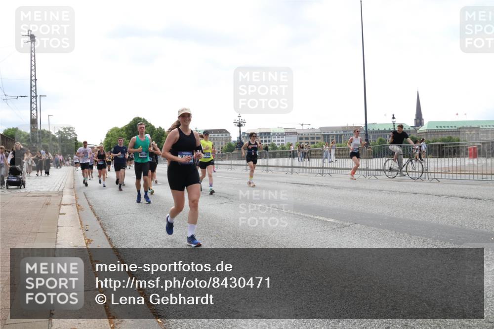 29.06.2025 - hella hamburg halbmarathon Lena Gebhardt http://msf.ph/oto/8430471 29.06.2025 10:44:02 Lombardsbrücke 18080, 1023, 1026, 1095, 1306, 1310, 1400, 1459, 1519, 1802, 1804, 2073, 2186, 2692, 2733, 3065, 3288, 3390, 3596, 3597, 4627, 4636, 4866, 4898, 5001, 5127, 5192, 5201, 5214, 5293, 5730, 5731, 5890, 5902, 5905, 6036, 6334, 6895, 6971, 6973, 7197, 7205, 7206, 7326, 7489, 7504, 7610, 7818, 7842, 8000, 8058, 8272, 8504, 8591, 8763, 8870, 8957, 9073, 9510, 9704, 9831, 9879, 10097, 10223, 11955, 12803, 12995 meine-sportfotos.de