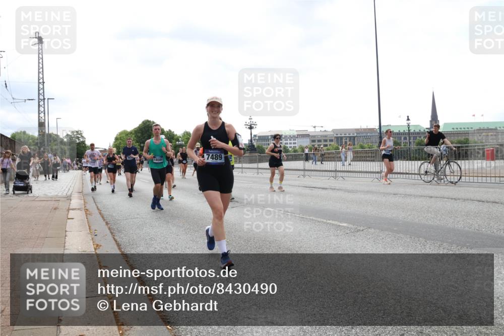 29.06.2025 - hella hamburg halbmarathon Lena Gebhardt http://msf.ph/oto/8430490 29.06.2025 10:44:03 Lombardsbrücke 18080, 7489, 1023, 1026, 1095, 1306, 1310, 1400, 1459, 1519, 1802, 1804, 2073, 2186, 2343, 2610, 2692, 2733, 3065, 3288, 3596, 3597, 4627, 4636, 4866, 4898, 5001, 5127, 5192, 5201, 5214, 5293, 5730, 5731, 5890, 5902, 5905, 6036, 6334, 6895, 6971, 6973, 7197, 7205, 7206, 7326, 7489, 7504, 7610, 7818, 7842, 8000, 8058, 8272, 8504, 8591, 8763, 8870, 8957, 9073, 9510, 9704, 9831, 9879, 10097, 10223, 11955, 12322, 12803, 12995, 14654 meine-sportfotos.de