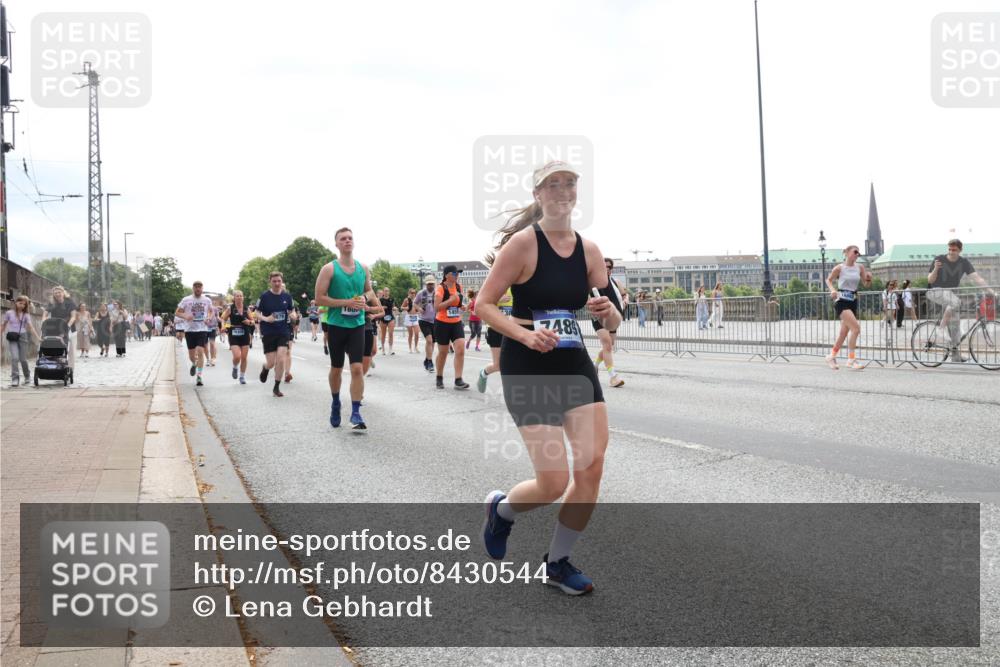 29.06.2025 - hella hamburg halbmarathon Lena Gebhardt http://msf.ph/oto/8430544 29.06.2025 10:44:03 Lombardsbrücke 1459, 7489, 4555, 1023, 1026, 1095, 1306, 1310, 1400, 1459, 1519, 1802, 1804, 2073, 2186, 2343, 2610, 2692, 2733, 3065, 3288, 3596, 3597, 4627, 4636, 4866, 4898, 5001, 5127, 5192, 5201, 5214, 5293, 5730, 5731, 5890, 5902, 5905, 6036, 6334, 6895, 6971, 6973, 7197, 7205, 7206, 7326, 7489, 7504, 7610, 7818, 7842, 8000, 8058, 8272, 8504, 8591, 8763, 8870, 8957, 9073, 9510, 9704, 9831, 9879, 10097, 10223, 11955, 12322, 12803, 12995, 14654 meine-sportfotos.de
