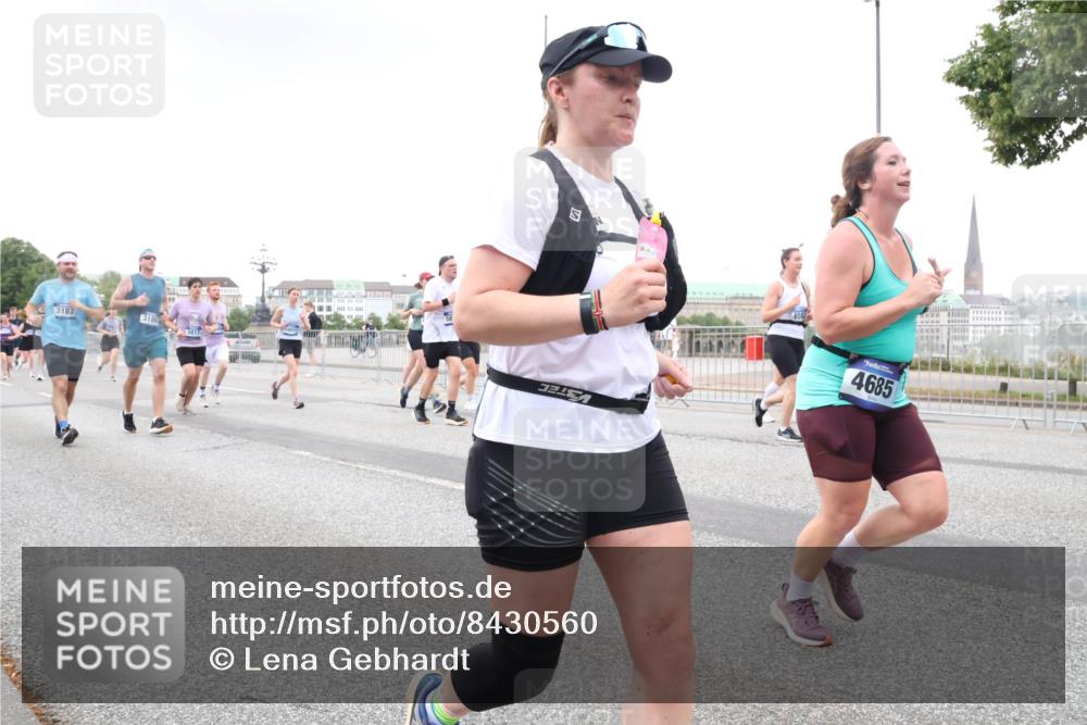 29.06.2025 - hella hamburg halbmarathon Lena Gebhardt http://msf.ph/oto/8430560 29.06.2025 10:54:13 Lombardsbrücke 3187, 3188, 5817, 4685, 1017, 1263, 1687, 1744, 1753, 1762, 1779, 1789, 1822, 1949, 2079, 2372, 2532, 2600, 2761, 2854, 3055, 3079, 3187, 3188, 3249, 3364, 3465, 3467, 3557, 3761, 3795, 3857, 4323, 4685, 4720, 4801, 4838, 4971, 5157, 5216, 5309, 5430, 5514, 5804, 5817, 5898, 5933, 5964, 6023, 6039, 6192, 6273, 6279, 6468, 6583, 6987, 6988, 7498, 7614, 7670, 7874, 7946, 8801, 8803, 8867, 8924, 9130, 9138, 9203, 9503, 9572, 10207, 11354, 11390, 11785 meine-sportfotos.de