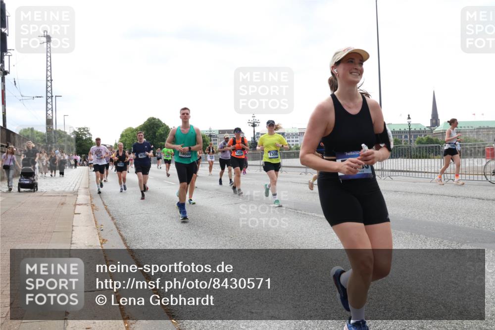 29.06.2025 - hella hamburg halbmarathon Lena Gebhardt http://msf.ph/oto/8430571 29.06.2025 10:44:04 Lombardsbrücke 9879, 18080, 1459, 1306, 1023, 1026, 1095, 1306, 1310, 1345, 1400, 1459, 1519, 1802, 1804, 2073, 2186, 2343, 2610, 2692, 2733, 3065, 3288, 3596, 3597, 4496, 4627, 4636, 4866, 4898, 5001, 5127, 5192, 5201, 5214, 5293, 5647, 5730, 5731, 5890, 5902, 5905, 6036, 6334, 6895, 6971, 6973, 7205, 7206, 7326, 7489, 7504, 7610, 7818, 7842, 8000, 8058, 8272, 8504, 8591, 8763, 8870, 8957, 9073, 9510, 9704, 9879, 10097, 10223, 11955, 12322, 12803, 12995, 13906, 14123, 14654 meine-sportfotos.de