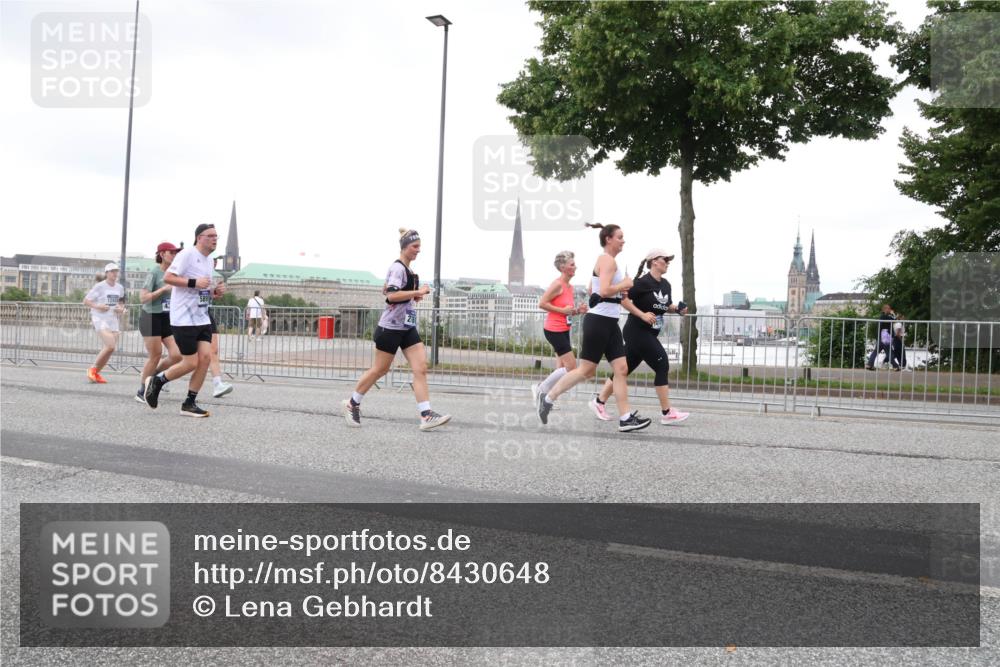 29.06.2025 - hella hamburg halbmarathon Lena Gebhardt http://msf.ph/oto/8430648 29.06.2025 10:54:14 Lombardsbrücke 1017, 1263, 1687, 1744, 1753, 1762, 1779, 1789, 1822, 1949, 2079, 2372, 2532, 2600, 2761, 2854, 3055, 3079, 3187, 3188, 3249, 3364, 3465, 3467, 3557, 3761, 3795, 3857, 4323, 4685, 4720, 4838, 4971, 5157, 5216, 5309, 5430, 5514, 5804, 5817, 5898, 5933, 5964, 6023, 6039, 6192, 6273, 6279, 6468, 6583, 6987, 6988, 7498, 7614, 7670, 7874, 7946, 8801, 8803, 8867, 8924, 9130, 9138, 9203, 9503, 9572, 10207, 11354, 11390, 11785 meine-sportfotos.de