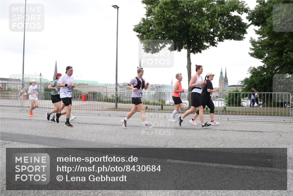 29.06.2025 - hella hamburg halbmarathon Lena Gebhardt http://msf.ph/oto/8430684 29.06.2025 10:54:14 Lombardsbrücke 1017, 1263, 1687, 1744, 1753, 1762, 1779, 1789, 1822, 1949, 2079, 2372, 2532, 2600, 2761, 2854, 3055, 3079, 3187, 3188, 3249, 3364, 3465, 3467, 3557, 3761, 3795, 3857, 4323, 4685, 4720, 4838, 4971, 5157, 5216, 5309, 5430, 5514, 5804, 5817, 5898, 5933, 5964, 6023, 6039, 6192, 6273, 6279, 6468, 6583, 6987, 6988, 7498, 7614, 7670, 7874, 7946, 8801, 8803, 8867, 8924, 9130, 9138, 9203, 9503, 9572, 10207, 11354, 11390, 11785 meine-sportfotos.de