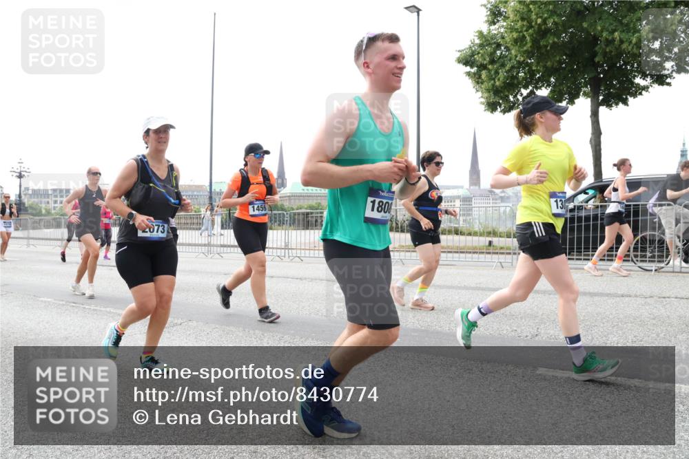 29.06.2025 - hella hamburg halbmarathon Lena Gebhardt http://msf.ph/oto/8430774 29.06.2025 10:44:06 Lombardsbrücke 2073, 1459, 1808, 130, 1023, 1026, 1095, 1306, 1310, 1345, 1459, 1519, 1802, 1804, 2073, 2186, 2343, 2610, 2692, 2733, 3065, 3288, 3596, 3597, 4496, 4627, 4636, 4866, 4898, 5001, 5127, 5192, 5201, 5293, 5647, 5730, 5731, 5890, 5902, 5905, 6036, 6334, 6895, 6971, 6973, 7205, 7206, 7326, 7489, 7504, 7610, 7818, 7842, 8000, 8058, 8272, 8591, 8763, 8870, 8957, 9073, 9510, 9704, 9879, 10097, 10223, 11825, 11955, 12322, 12803, 12995, 13906, 14123, 14654 meine-sportfotos.de