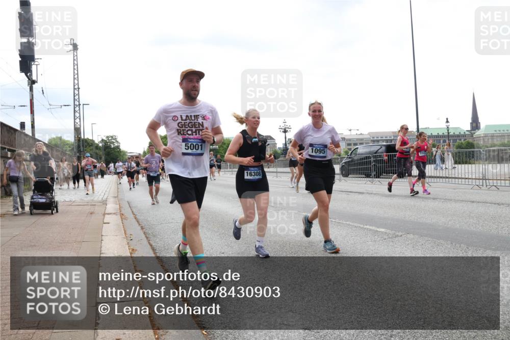 29.06.2025 - hella hamburg halbmarathon Lena Gebhardt http://msf.ph/oto/8430903 29.06.2025 10:44:07 Lombardsbrücke 5001, 16308, 1095, 1026, 1095, 1306, 1310, 1345, 1459, 1519, 1802, 1804, 2073, 2186, 2343, 2610, 2692, 2733, 3065, 3288, 3596, 3597, 4496, 4627, 4636, 4898, 5001, 5127, 5192, 5201, 5293, 5647, 5730, 5731, 5890, 5902, 5905, 6036, 6334, 6895, 6971, 6973, 7205, 7206, 7326, 7489, 7504, 7610, 7818, 7842, 8000, 8058, 8272, 8591, 8763, 8870, 8957, 9073, 9510, 9704, 9879, 10097, 10223, 11825, 11955, 12322, 12803, 12995, 13390, 13906, 14091, 14123, 14654 meine-sportfotos.de