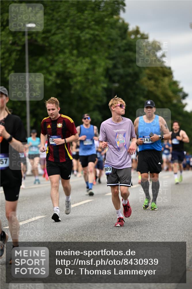 29.06.2025 - hella hamburg halbmarathon Dr. Thomas Lammeyer http://msf.ph/oto/8430939 29.06.2025 10:52:06 Kennedybrücke 1073, 1430, 1434, 1523, 1618, 2163, 2211, 2320, 2407, 2418, 2491, 2882, 3679, 4239, 4974, 5796, 6255, 6256, 6879, 7240, 8105, 8158, 8270, 9018, 9356, 9758, 10075, 10658, 10777, 10903, 11276 meine-sportfotos.de