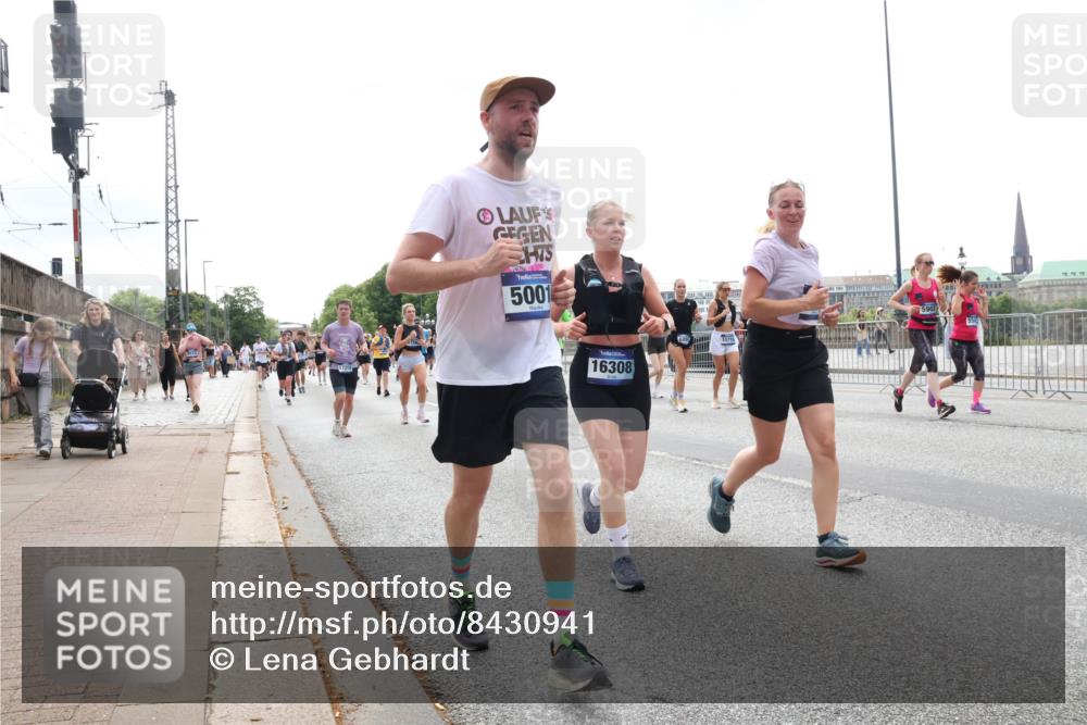 29.06.2025 - hella hamburg halbmarathon Lena Gebhardt http://msf.ph/oto/8430941 29.06.2025 10:44:08 Lombardsbrücke 5001, 16308, 1026, 1095, 1306, 1310, 1345, 1459, 1519, 1802, 1804, 2073, 2186, 2343, 2610, 2692, 2733, 3065, 3288, 3596, 3597, 4496, 4627, 4636, 4898, 5001, 5127, 5192, 5201, 5293, 5647, 5730, 5731, 5890, 5902, 5905, 6036, 6334, 6895, 6971, 6973, 7205, 7206, 7326, 7489, 7504, 7610, 7818, 7842, 8000, 8058, 8272, 8591, 8763, 8870, 8957, 9073, 9510, 9704, 9879, 10097, 10223, 11825, 11955, 12322, 12803, 12995, 13330, 13390, 13906, 14091, 14123, 14654 meine-sportfotos.de