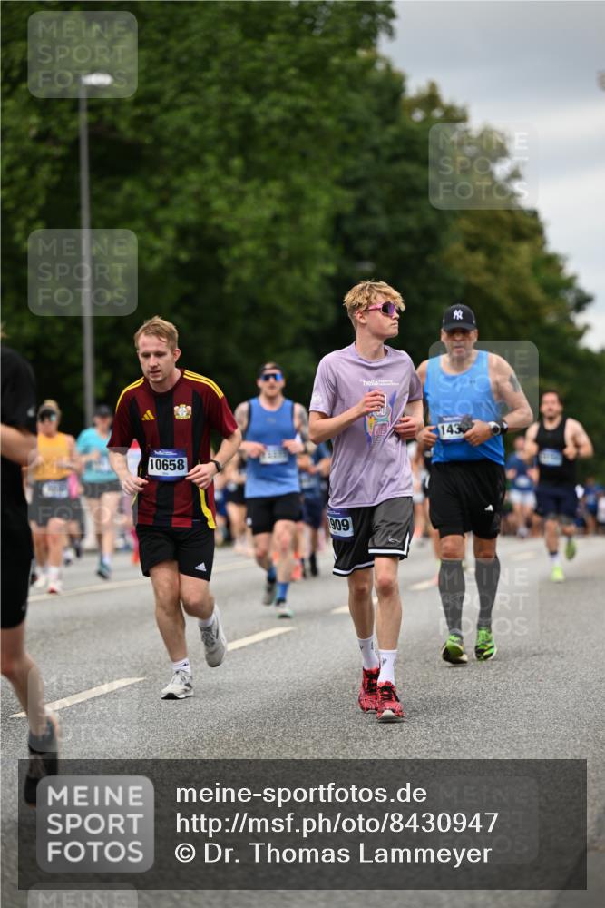 29.06.2025 - hella hamburg halbmarathon Dr. Thomas Lammeyer http://msf.ph/oto/8430947 29.06.2025 10:52:06 Kennedybrücke 1073, 1430, 1434, 1523, 1618, 2163, 2211, 2320, 2407, 2418, 2491, 2882, 3679, 4239, 4974, 5796, 6255, 6256, 6879, 7240, 8105, 8158, 8270, 9018, 9356, 9758, 10075, 10658, 10777, 10903, 11276 meine-sportfotos.de