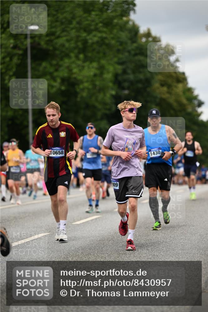 29.06.2025 - hella hamburg halbmarathon Dr. Thomas Lammeyer http://msf.ph/oto/8430957 29.06.2025 10:52:06 Kennedybrücke 1073, 1430, 1434, 1523, 1618, 2163, 2211, 2320, 2407, 2418, 2491, 2882, 3679, 4239, 4974, 5796, 6255, 6256, 6879, 7240, 8105, 8158, 8270, 9018, 9356, 9758, 10075, 10658, 10777, 10903, 11276 meine-sportfotos.de