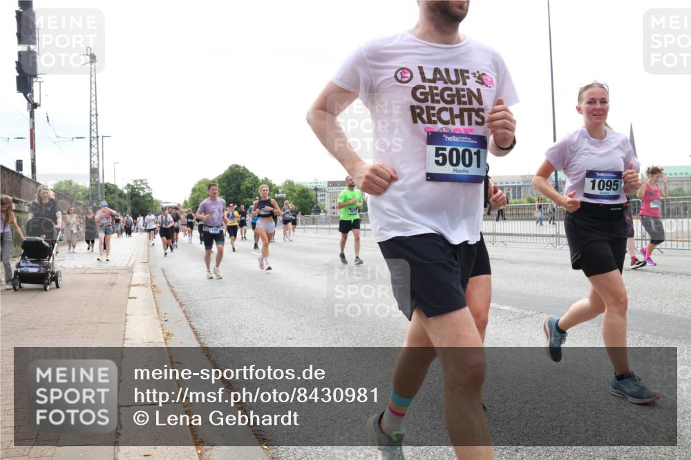 29.06.2025 - hella hamburg halbmarathon Lena Gebhardt http://msf.ph/oto/8430981 29.06.2025 10:44:08 Lombardsbrücke 5001, 1095, 1026, 1095, 1306, 1310, 1345, 1459, 1519, 1802, 1804, 2073, 2186, 2343, 2610, 2692, 2733, 3065, 3288, 3596, 3597, 4496, 4627, 4636, 4898, 5001, 5127, 5192, 5201, 5293, 5647, 5730, 5731, 5890, 5902, 5905, 6036, 6334, 6895, 6971, 6973, 7205, 7206, 7326, 7489, 7504, 7610, 7818, 7842, 8000, 8058, 8272, 8591, 8763, 8870, 8957, 9073, 9510, 9704, 9879, 10097, 10223, 11825, 11955, 12322, 12803, 12995, 13330, 13390, 13906, 14091, 14123, 14654 meine-sportfotos.de