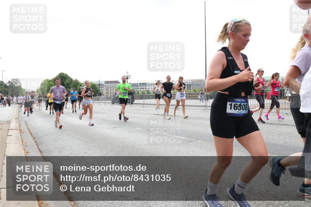 29.06.2025 - hella hamburg halbmarathon Lena Gebhardt http://msf.ph/oto/8431035 29.06.2025 10:44:08 Lombardsbrücke 1723, 15719, 16308, 596, 1026, 1095, 1306, 1310, 1345, 1459, 1519, 1802, 1804, 2073, 2186, 2343, 2610, 2692, 2733, 3065, 3288, 3596, 3597, 4496, 4627, 4636, 4898, 5001, 5127, 5192, 5201, 5293, 5647, 5730, 5731, 5890, 5902, 5905, 6036, 6334, 6895, 6971, 6973, 7205, 7206, 7326, 7489, 7504, 7610, 7818, 7842, 8000, 8058, 8272, 8591, 8763, 8870, 8957, 9073, 9510, 9704, 9879, 10097, 10223, 11825, 11955, 12322, 12803, 12995, 13330, 13390, 13906, 14091, 14123, 14654 meine-sportfotos.de