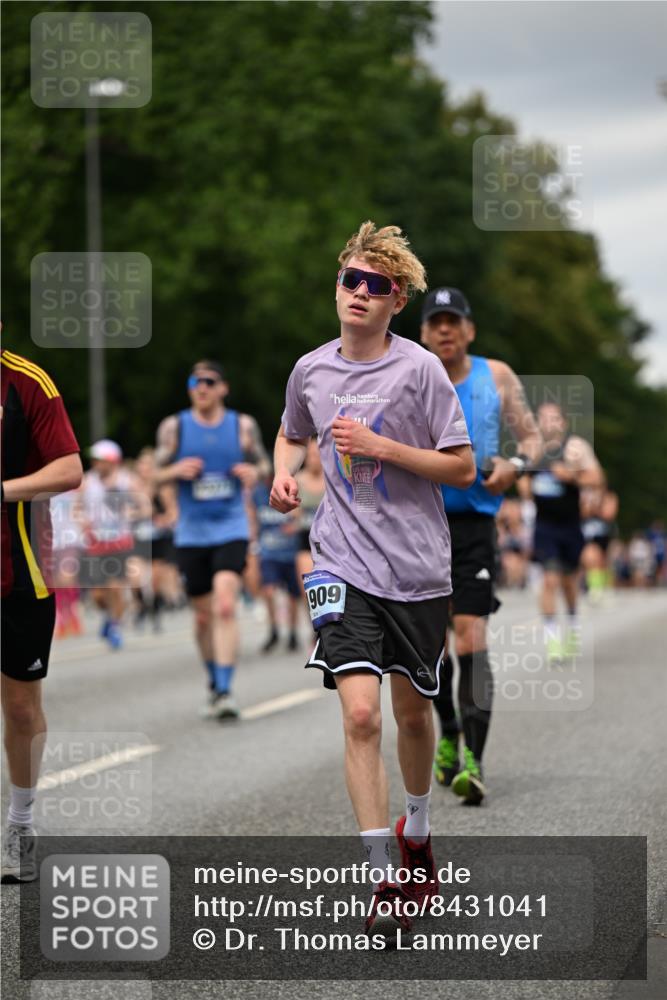 29.06.2025 - hella hamburg halbmarathon Dr. Thomas Lammeyer http://msf.ph/oto/8431041 29.06.2025 10:52:08 Kennedybrücke 1073, 1430, 1434, 1523, 1618, 2163, 2195, 2211, 2320, 2407, 2418, 2491, 2882, 3679, 4239, 4974, 5796, 6255, 6256, 6879, 7240, 8105, 8158, 8270, 9018, 9356, 9758, 10075, 10658, 10777, 10903, 11276 meine-sportfotos.de