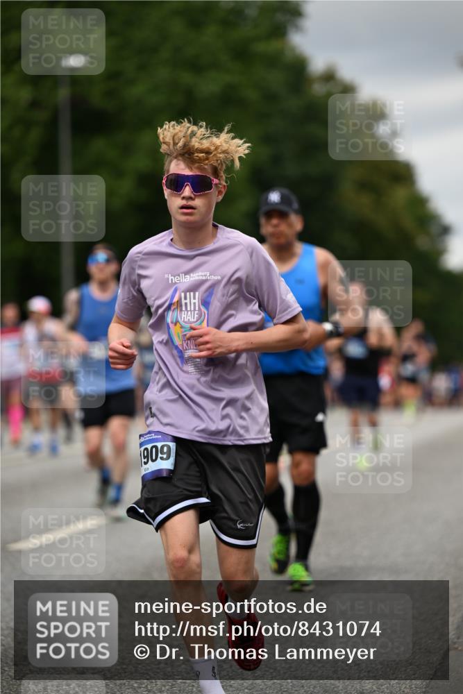 29.06.2025 - hella hamburg halbmarathon Dr. Thomas Lammeyer http://msf.ph/oto/8431074 29.06.2025 10:52:09 Kennedybrücke 1073, 1430, 1434, 1523, 1618, 2163, 2195, 2211, 2320, 2407, 2418, 2491, 2882, 3468, 3679, 4239, 4974, 5796, 6255, 6256, 6879, 7240, 8105, 8158, 8270, 9018, 9356, 9758, 10075, 10658, 10777, 10903, 11276 meine-sportfotos.de