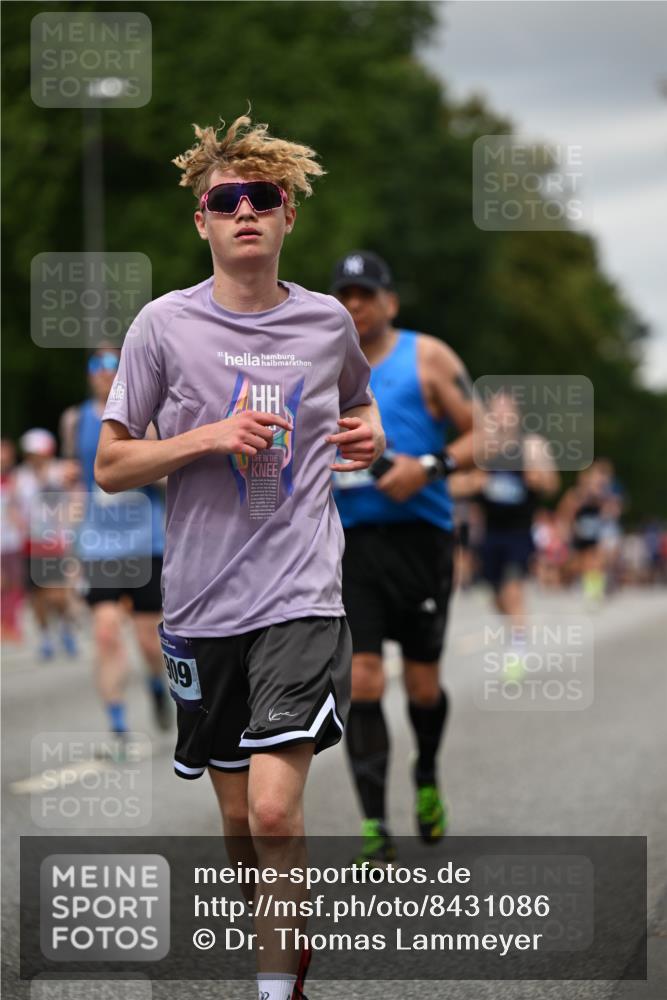 29.06.2025 - hella hamburg halbmarathon Dr. Thomas Lammeyer http://msf.ph/oto/8431086 29.06.2025 10:52:09 Kennedybrücke 1073, 1430, 1434, 1523, 1618, 2163, 2195, 2211, 2320, 2407, 2418, 2491, 2882, 3468, 3679, 4239, 4974, 5796, 6255, 6256, 6879, 7240, 8105, 8158, 8270, 9018, 9356, 9758, 10075, 10658, 10777, 10903, 11276 meine-sportfotos.de