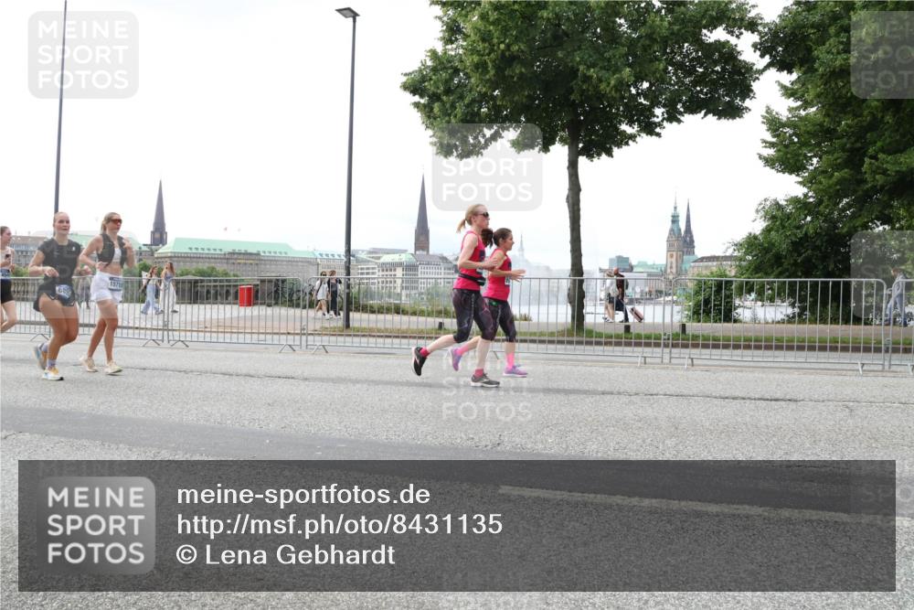 29.06.2025 - hella hamburg halbmarathon Lena Gebhardt http://msf.ph/oto/8431135 29.06.2025 10:44:09 Lombardsbrücke 454, 1026, 1095, 1306, 1310, 1345, 1459, 1519, 1802, 1804, 2073, 2186, 2343, 2610, 2692, 2733, 3065, 3288, 3596, 3597, 4496, 4627, 4636, 4898, 5001, 5127, 5192, 5201, 5293, 5647, 5730, 5731, 5890, 5902, 5905, 6036, 6334, 6895, 6971, 6973, 7205, 7206, 7326, 7489, 7610, 7818, 7842, 8000, 8058, 8272, 8591, 8763, 8870, 8957, 9073, 9510, 9704, 9879, 10097, 10223, 10303, 10304, 11825, 11955, 12322, 12803, 12995, 13330, 13390, 13906, 14091, 14123, 14654 meine-sportfotos.de