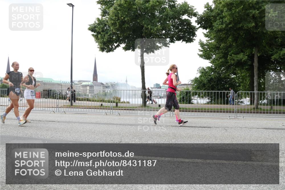 29.06.2025 - hella hamburg halbmarathon Lena Gebhardt http://msf.ph/oto/8431187 29.06.2025 10:44:10 Lombardsbrücke 68, 1571, 1026, 1095, 1306, 1345, 1459, 1519, 1802, 1804, 2073, 2186, 2343, 2610, 2692, 2733, 3065, 3288, 3596, 3597, 4496, 4627, 4636, 4898, 5001, 5127, 5192, 5201, 5293, 5647, 5730, 5731, 5890, 5902, 5905, 6036, 6334, 6895, 7205, 7206, 7326, 7489, 7610, 7818, 7842, 8000, 8058, 8272, 8591, 8763, 8870, 8957, 9073, 9510, 9704, 9879, 10097, 10223, 10303, 10304, 11825, 11955, 12322, 12803, 12995, 13330, 13390, 13906, 14091, 14123, 14654 meine-sportfotos.de