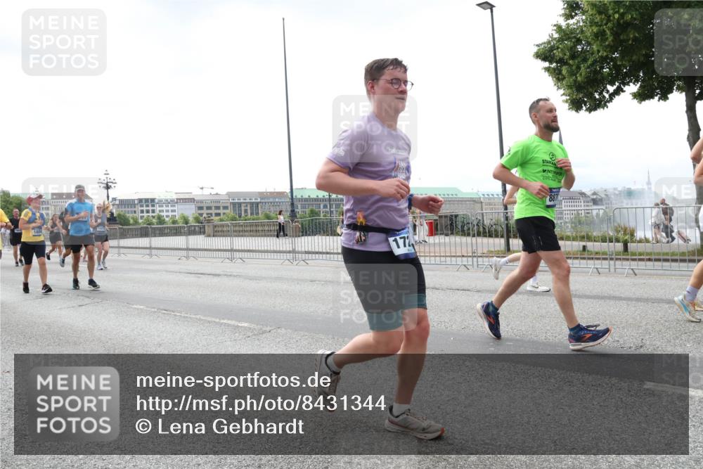 29.06.2025 - hella hamburg halbmarathon Lena Gebhardt http://msf.ph/oto/8431344 29.06.2025 10:44:12 Lombardsbrücke 172, 887, 1026, 1095, 1306, 1345, 1459, 1519, 1802, 1804, 2073, 2186, 2343, 2610, 2692, 2733, 3065, 3288, 3596, 3597, 4496, 4627, 4636, 4898, 5001, 5127, 5293, 5647, 5649, 5730, 5731, 5890, 5902, 5905, 6002, 6036, 6334, 6895, 7326, 7489, 7610, 7818, 7842, 8058, 8272, 8591, 8763, 8870, 8957, 9073, 9510, 9704, 9879, 10097, 10223, 10303, 10304, 11825, 11955, 12322, 12409, 12803, 12995, 13330, 13390, 13906, 14091, 14123, 14654 meine-sportfotos.de