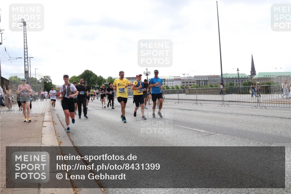 29.06.2025 - hella hamburg halbmarathon Lena Gebhardt http://msf.ph/oto/8431399 29.06.2025 10:44:12 Lombardsbrücke 9073, 7326, 1802, 1804, 1026, 1095, 1306, 1345, 1459, 1519, 1802, 1804, 2073, 2186, 2343, 2610, 2692, 2733, 3065, 3288, 3596, 3597, 4496, 4627, 4636, 4898, 5001, 5127, 5293, 5647, 5649, 5730, 5731, 5890, 5902, 5905, 6002, 6036, 6334, 6895, 7326, 7489, 7610, 7818, 7842, 8058, 8272, 8591, 8763, 8870, 8957, 9073, 9510, 9704, 9879, 10097, 10223, 10303, 10304, 11825, 11955, 12322, 12409, 12803, 12995, 13330, 13390, 13906, 14091, 14123, 14654 meine-sportfotos.de