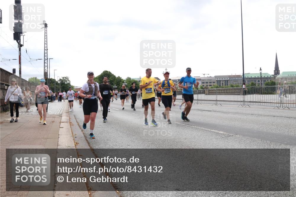 29.06.2025 - hella hamburg halbmarathon Lena Gebhardt http://msf.ph/oto/8431432 29.06.2025 10:44:13 Lombardsbrücke 9073, 7326, 1802, 5127, 1804, 1026, 1095, 1306, 1345, 1459, 1519, 1802, 1804, 2073, 2186, 2343, 2610, 2692, 2733, 3065, 3288, 3596, 3597, 4496, 4627, 4636, 4898, 5001, 5127, 5293, 5647, 5649, 5730, 5731, 5890, 5902, 5905, 6002, 6036, 6334, 6895, 7216, 7326, 7489, 7610, 7818, 7842, 8058, 8272, 8591, 8763, 8870, 8957, 9073, 9510, 9704, 9879, 10223, 10303, 10304, 11825, 11955, 12322, 12409, 12803, 12995, 13262, 13330, 13390, 13906, 14091, 14123, 14654 meine-sportfotos.de