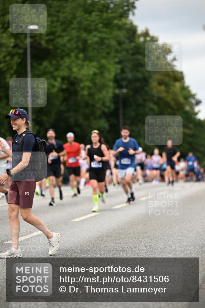 29.06.2025 - hella hamburg halbmarathon Dr. Thomas Lammeyer http://msf.ph/oto/8431506 29.06.2025 10:52:17 Kennedybrücke 1045, 1430, 1434, 1523, 2148, 2163, 2195, 2407, 2418, 2882, 2994, 3468, 3504, 3679, 4037, 4239, 4588, 4974, 5796, 5886, 6255, 6256, 6879, 7412, 8105, 8270, 8310, 8948, 9018, 9356, 10075, 10658, 10777, 10903, 10991, 11351 meine-sportfotos.de