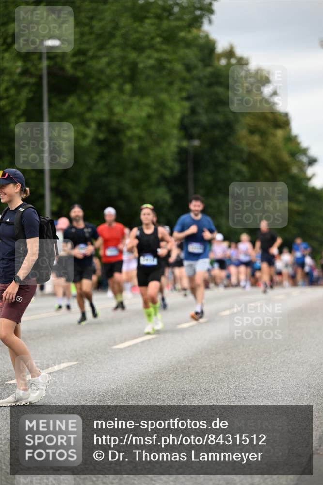 29.06.2025 - hella hamburg halbmarathon Dr. Thomas Lammeyer http://msf.ph/oto/8431512 29.06.2025 10:52:18 Kennedybrücke 1045, 1430, 1434, 1523, 1645, 2148, 2163, 2195, 2407, 2418, 2882, 2994, 3468, 3504, 3679, 3933, 4037, 4239, 4588, 4974, 5796, 5886, 6255, 6256, 6879, 7412, 8270, 8310, 8948, 9018, 9356, 10075, 10658, 10777, 10903, 10991, 11351 meine-sportfotos.de