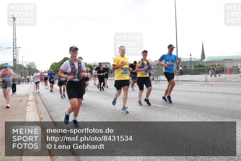 29.06.2025 - hella hamburg halbmarathon Lena Gebhardt http://msf.ph/oto/8431534 29.06.2025 10:44:14 Lombardsbrücke 8591, 9073, 95, 1802, 1804, 5127, 1026, 1095, 1306, 1345, 1459, 1519, 1802, 1804, 2073, 2186, 2343, 2610, 2692, 2733, 3065, 3288, 3506, 3596, 3597, 4496, 4627, 4636, 4898, 5001, 5127, 5293, 5647, 5649, 5730, 5731, 5890, 5902, 5905, 6002, 6036, 6334, 6895, 7216, 7326, 7489, 7610, 7818, 7842, 8058, 8272, 8591, 8763, 8870, 8957, 9073, 9510, 9704, 9879, 10223, 10303, 10304, 10416, 11825, 11955, 12322, 12409, 12803, 12995, 13262, 13330, 13390, 13906, 14091, 14123, 14654 meine-sportfotos.de