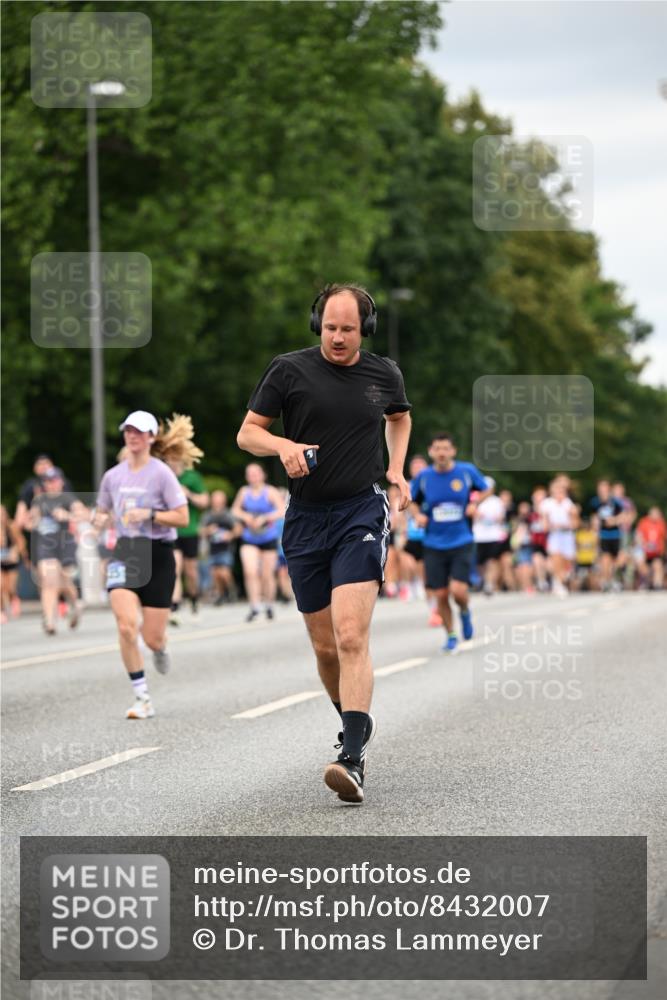 29.06.2025 - hella hamburg halbmarathon Dr. Thomas Lammeyer http://msf.ph/oto/8432007 29.06.2025 10:52:30 Kennedybrücke 1045, 1246, 1434, 1639, 1645, 2148, 2195, 2418, 2627, 2704, 2882, 2994, 3049, 3468, 3504, 3933, 4037, 4588, 4856, 4974, 5886, 5952, 6879, 7412, 7427, 7970, 8077, 8310, 8948, 9018, 9696, 9787, 10075, 10991, 11351 meine-sportfotos.de