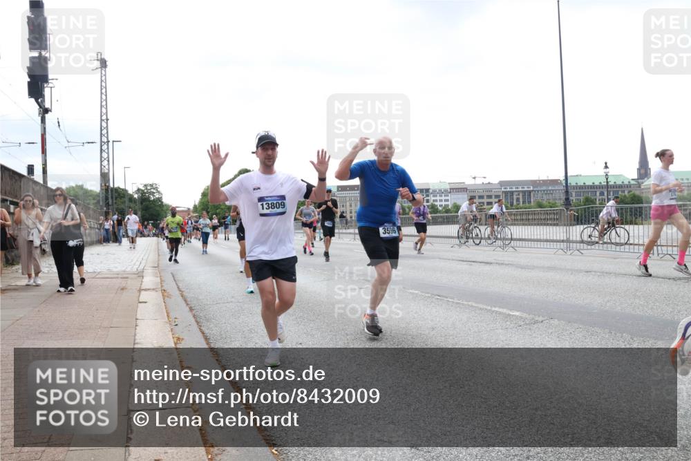 29.06.2025 - hella hamburg halbmarathon Lena Gebhardt http://msf.ph/oto/8432009 29.06.2025 10:44:18 Lombardsbrücke 13809, 3596, 1026, 1095, 1306, 1345, 1459, 1519, 1802, 1804, 2073, 2186, 2343, 2610, 2692, 3065, 3288, 3506, 3596, 4496, 4627, 4636, 4898, 5001, 5127, 5293, 5647, 5649, 5730, 5731, 5890, 5902, 5905, 6002, 6895, 7216, 7326, 7610, 7818, 7842, 8272, 8591, 8763, 8870, 8957, 9073, 9510, 9536, 9879, 10006, 10223, 10303, 10304, 10416, 11825, 11955, 12322, 12409, 12803, 12995, 13262, 13288, 13330, 13390, 13906, 14091, 14123, 14350, 14654, 14971 meine-sportfotos.de