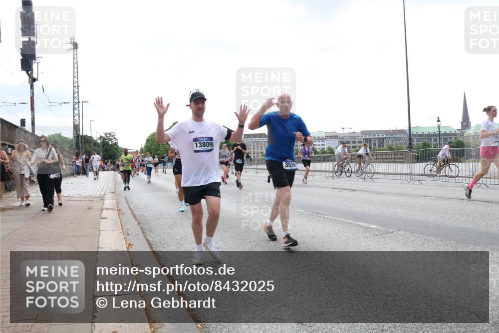 29.06.2025 - hella hamburg halbmarathon Lena Gebhardt http://msf.ph/oto/8432025 29.06.2025 10:44:18 Lombardsbrücke 13809, 3596, 1026, 1095, 1306, 1345, 1459, 1519, 1802, 1804, 2073, 2186, 2343, 2610, 2692, 3065, 3288, 3506, 3596, 4496, 4627, 4636, 4898, 5001, 5127, 5293, 5647, 5649, 5730, 5731, 5890, 5902, 5905, 6002, 6895, 7216, 7326, 7610, 7818, 7842, 8272, 8591, 8763, 8870, 8957, 9073, 9510, 9536, 9879, 10006, 10223, 10303, 10304, 10416, 11825, 11955, 12322, 12409, 12803, 12995, 13262, 13288, 13330, 13390, 13906, 14091, 14123, 14350, 14654, 14971 meine-sportfotos.de