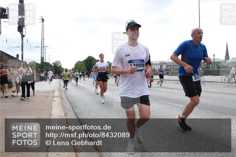 29.06.2025 - hella hamburg halbmarathon Lena Gebhardt http://msf.ph/oto/8432089 29.06.2025 10:44:19 Lombardsbrücke 13809, 3596, 1026, 1095, 1306, 1345, 1459, 1519, 1802, 1804, 2073, 2186, 2343, 2610, 2692, 3065, 3288, 3506, 3596, 4496, 4627, 4636, 4898, 5001, 5127, 5293, 5647, 5649, 5730, 5731, 5902, 5905, 6002, 6895, 7216, 7326, 7610, 7818, 7842, 8272, 8591, 8763, 8870, 8957, 9073, 9510, 9536, 9879, 10006, 10223, 10303, 10304, 10416, 11825, 11955, 12322, 12409, 12803, 12995, 13262, 13288, 13330, 13390, 13906, 14091, 14123, 14350, 14654, 14971 meine-sportfotos.de
