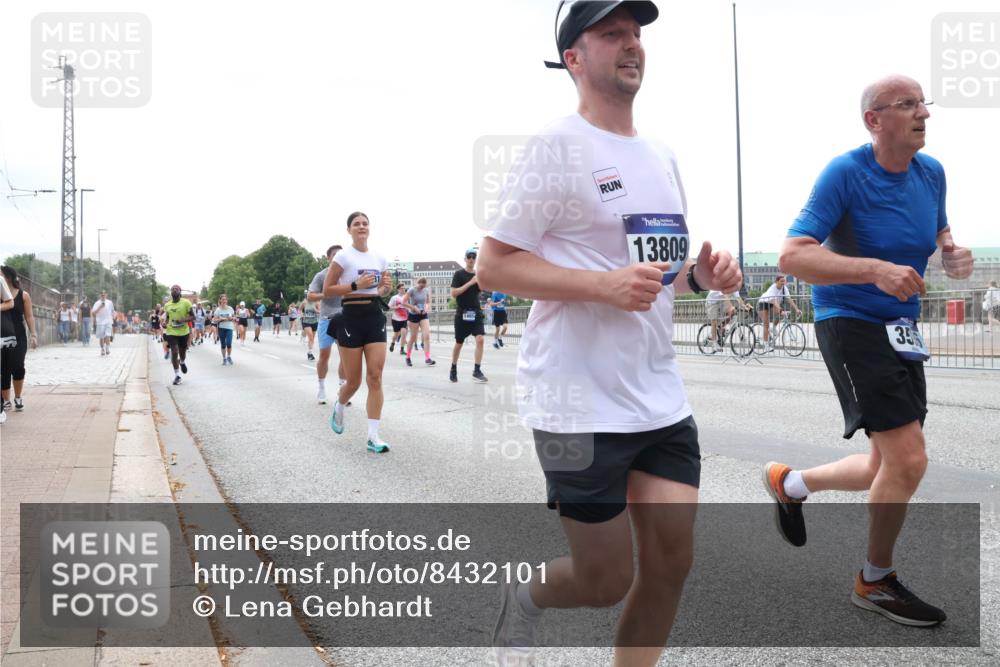 29.06.2025 - hella hamburg halbmarathon Lena Gebhardt http://msf.ph/oto/8432101 29.06.2025 10:44:19 Lombardsbrücke 13809, 34, 1026, 1095, 1306, 1345, 1459, 1519, 1802, 1804, 2073, 2186, 2343, 2610, 2692, 3065, 3288, 3506, 3596, 4496, 4627, 4636, 4898, 5001, 5127, 5293, 5647, 5649, 5730, 5731, 5902, 5905, 6002, 6895, 7216, 7326, 7610, 7818, 7842, 8272, 8591, 8763, 8870, 8957, 9073, 9510, 9536, 9879, 10006, 10223, 10303, 10304, 10416, 11825, 11955, 12322, 12409, 12803, 12995, 13262, 13288, 13330, 13390, 13906, 14091, 14123, 14350, 14654, 14971 meine-sportfotos.de