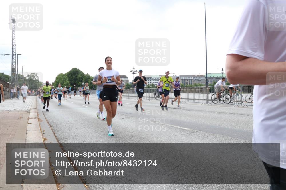 29.06.2025 - hella hamburg halbmarathon Lena Gebhardt http://msf.ph/oto/8432124 29.06.2025 10:44:20 Lombardsbrücke 40, 2343, 1026, 1095, 1306, 1345, 1459, 1519, 1802, 1804, 2073, 2186, 2343, 2610, 2692, 3065, 3288, 3506, 3596, 4496, 4627, 4636, 4898, 5001, 5127, 5647, 5649, 5730, 5731, 5902, 5905, 6002, 6895, 7216, 7326, 7610, 7818, 7842, 8272, 8591, 8763, 8870, 8957, 9073, 9510, 9536, 9879, 10006, 10223, 10303, 10304, 10416, 11825, 11955, 12322, 12409, 12803, 12995, 13262, 13288, 13330, 13390, 13906, 14091, 14123, 14350, 14654, 14971, 18454, 18459 meine-sportfotos.de