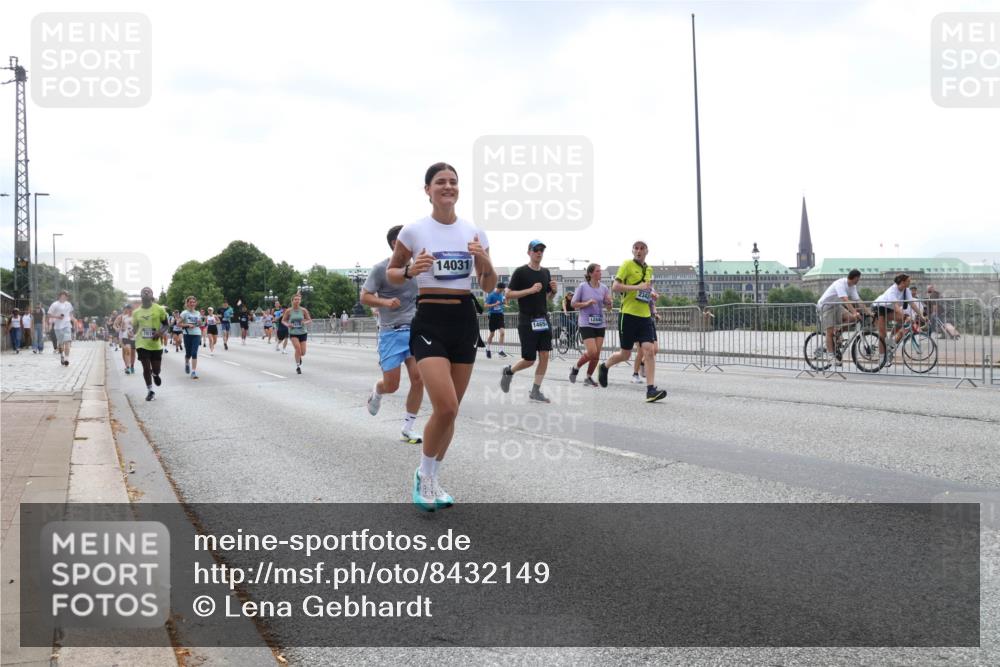 29.06.2025 - hella hamburg halbmarathon Lena Gebhardt http://msf.ph/oto/8432149 29.06.2025 10:44:20 Lombardsbrücke 7818, 14031, 14654, 12445, 1026, 1095, 1306, 1345, 1459, 1519, 1802, 1804, 2073, 2186, 2343, 2610, 2692, 3065, 3288, 3506, 3596, 4496, 4627, 4636, 4898, 5001, 5127, 5647, 5649, 5730, 5731, 5902, 5905, 6002, 6895, 7216, 7326, 7610, 7818, 7842, 8272, 8591, 8763, 8870, 8957, 9073, 9510, 9536, 9879, 10006, 10223, 10303, 10304, 10416, 11825, 11955, 12322, 12409, 12803, 12995, 13262, 13288, 13330, 13390, 13906, 14091, 14123, 14350, 14654, 14971, 18454, 18459 meine-sportfotos.de