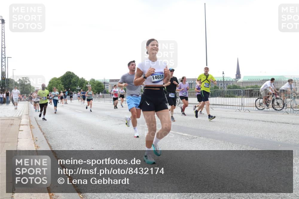 29.06.2025 - hella hamburg halbmarathon Lena Gebhardt http://msf.ph/oto/8432174 29.06.2025 10:44:20 Lombardsbrücke 7818, 14031, 14654, 12445, 2342, 1026, 1095, 1306, 1345, 1459, 1519, 1802, 1804, 2073, 2186, 2343, 2610, 2692, 3065, 3288, 3506, 3596, 4496, 4627, 4636, 4898, 5001, 5127, 5647, 5649, 5730, 5731, 5902, 5905, 6002, 6895, 7216, 7326, 7610, 7818, 7842, 8272, 8591, 8763, 8870, 8957, 9073, 9510, 9536, 9879, 10006, 10223, 10303, 10304, 10416, 11825, 11955, 12322, 12409, 12803, 12995, 13262, 13288, 13330, 13390, 13906, 14091, 14123, 14350, 14654, 14971, 18454, 18459 meine-sportfotos.de