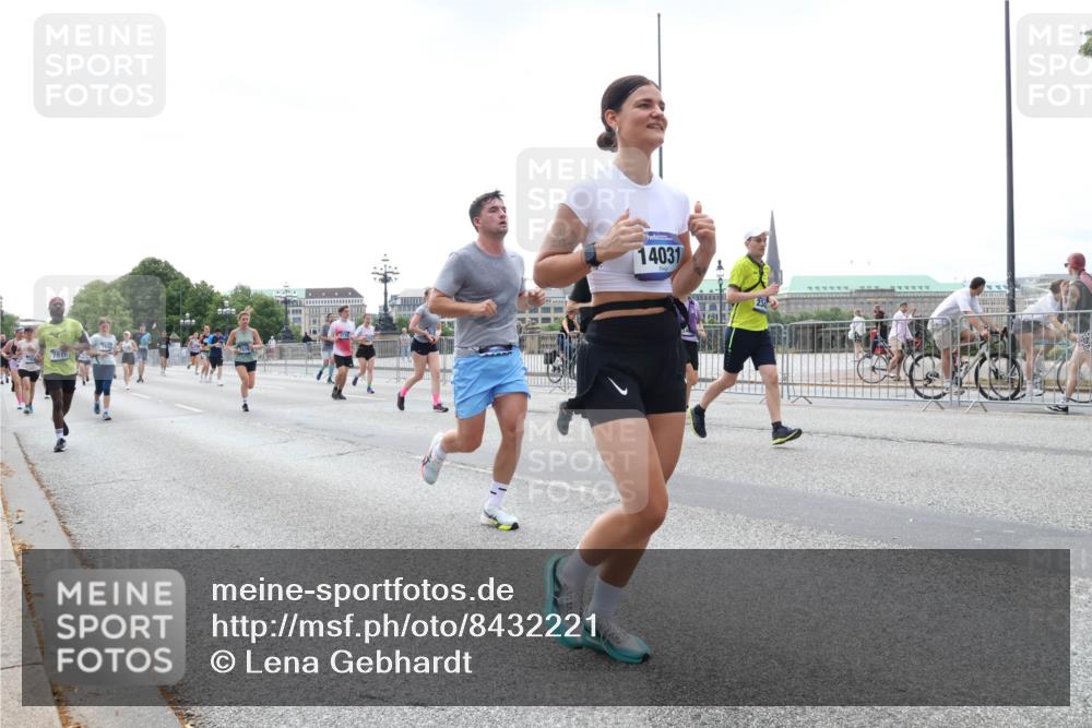 29.06.2025 - hella hamburg halbmarathon Lena Gebhardt http://msf.ph/oto/8432221 29.06.2025 10:44:21 Lombardsbrücke 14031, 1026, 1095, 1306, 1345, 1459, 1519, 1802, 1804, 2073, 2186, 2343, 2610, 2692, 3065, 3506, 3596, 4496, 4627, 4636, 4898, 4968, 5001, 5127, 5355, 5647, 5649, 5730, 5731, 5902, 5905, 6002, 6895, 7216, 7326, 7610, 7818, 7842, 8272, 8591, 8763, 8870, 8957, 9073, 9397, 9510, 9536, 9879, 10006, 10223, 10303, 10304, 10416, 11825, 11955, 12322, 12409, 12803, 12995, 13262, 13288, 13330, 13390, 13906, 14091, 14123, 14350, 14654, 14971, 18454, 18459 meine-sportfotos.de