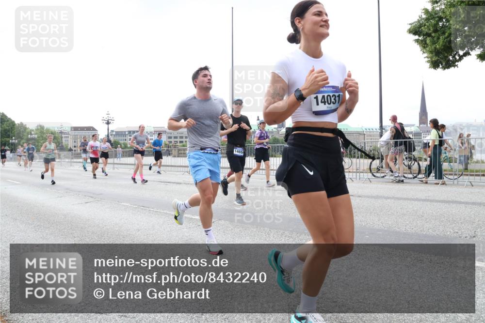 29.06.2025 - hella hamburg halbmarathon Lena Gebhardt http://msf.ph/oto/8432240 29.06.2025 10:44:21 Lombardsbrücke 14654, 14031, 1026, 1095, 1306, 1345, 1459, 1519, 1802, 1804, 2073, 2186, 2343, 2610, 2692, 3065, 3506, 3596, 4496, 4627, 4636, 4898, 4968, 5001, 5127, 5355, 5647, 5649, 5730, 5731, 5902, 5905, 6002, 6895, 7216, 7326, 7610, 7818, 7842, 8272, 8591, 8763, 8870, 8957, 9073, 9397, 9510, 9536, 9879, 10006, 10223, 10303, 10304, 10416, 11825, 11955, 12322, 12409, 12803, 12995, 13262, 13288, 13330, 13390, 13906, 14091, 14123, 14350, 14654, 14971, 18454, 18459 meine-sportfotos.de
