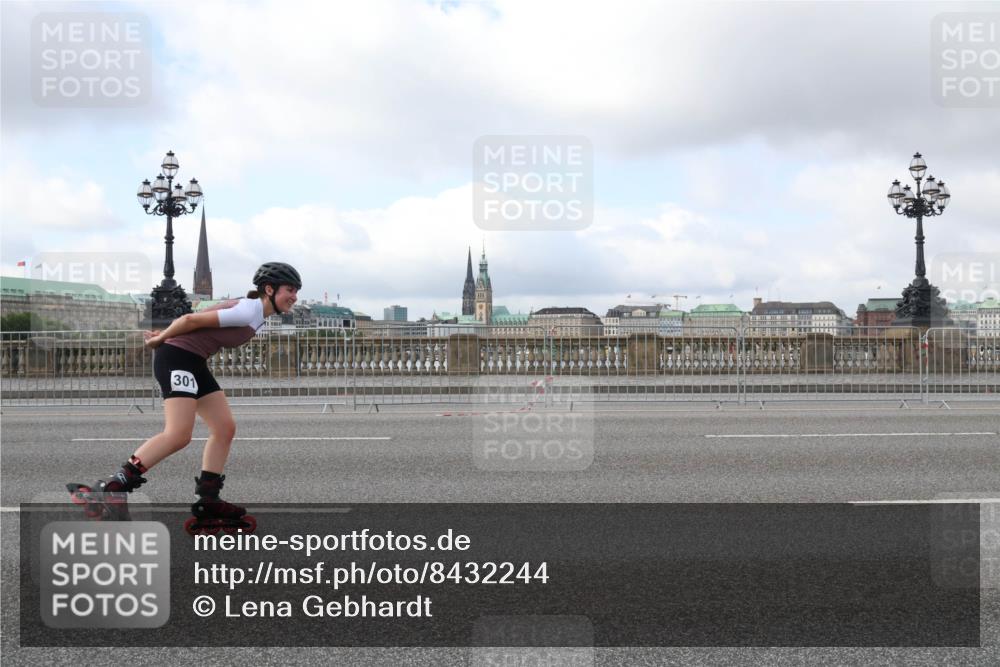 29.06.2025 - hella hamburg halbmarathon Lena Gebhardt http://msf.ph/oto/8432244 29.06.2025 09:00:52 Lombardsbrücke 301 meine-sportfotos.de