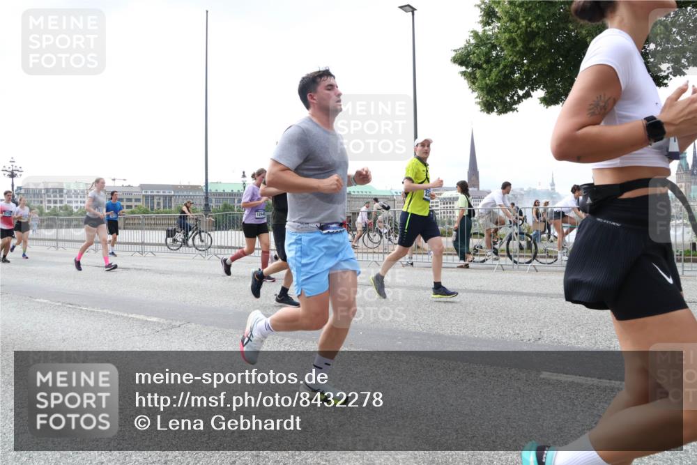 29.06.2025 - hella hamburg halbmarathon Lena Gebhardt http://msf.ph/oto/8432278 29.06.2025 10:44:22 Lombardsbrücke 12445, 1026, 1095, 1306, 1345, 1459, 1519, 1802, 1804, 2186, 2343, 2610, 2692, 3065, 3506, 3596, 4215, 4496, 4627, 4636, 4898, 4968, 5001, 5127, 5355, 5647, 5649, 5730, 5731, 5902, 5905, 6002, 6895, 7216, 7326, 7610, 7818, 7842, 8272, 8591, 8763, 8870, 8957, 9073, 9397, 9510, 9536, 9879, 10006, 10223, 10303, 10304, 10416, 11825, 11955, 12322, 12409, 12803, 12995, 13262, 13288, 13330, 13390, 13906, 14091, 14123, 14350, 14654, 14971, 18454, 18459 meine-sportfotos.de