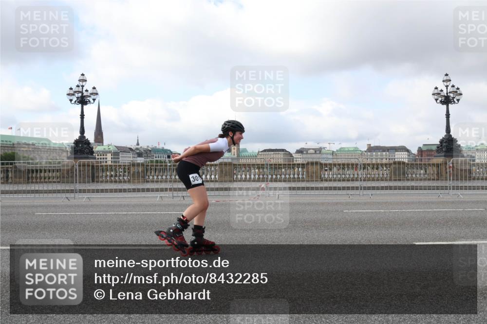 29.06.2025 - hella hamburg halbmarathon Lena Gebhardt http://msf.ph/oto/8432285 29.06.2025 09:00:52 Lombardsbrücke 30 meine-sportfotos.de