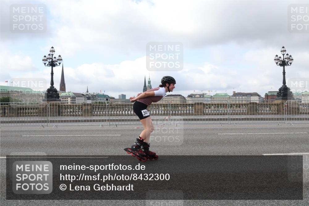 29.06.2025 - hella hamburg halbmarathon Lena Gebhardt http://msf.ph/oto/8432300 29.06.2025 09:00:52 Lombardsbrücke 301 meine-sportfotos.de