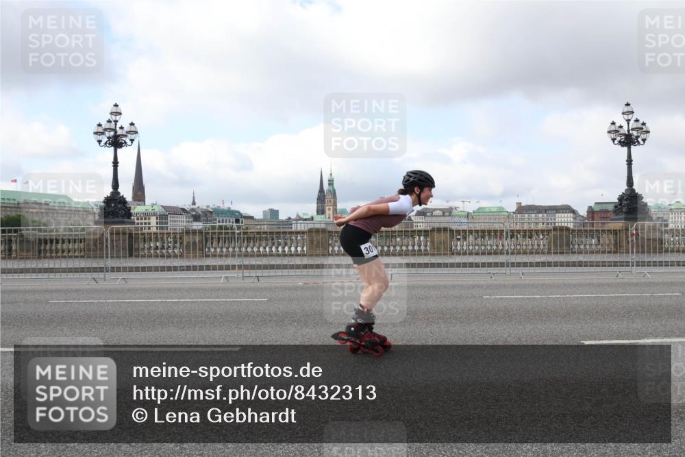 29.06.2025 - hella hamburg halbmarathon Lena Gebhardt http://msf.ph/oto/8432313 29.06.2025 09:00:52 Lombardsbrücke 301 meine-sportfotos.de