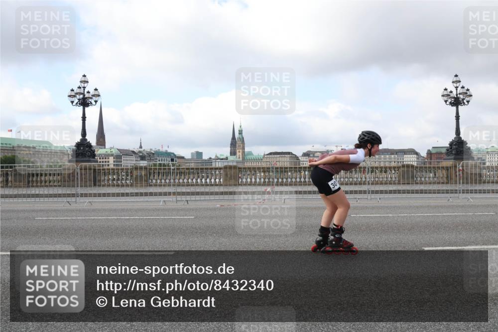 29.06.2025 - hella hamburg halbmarathon Lena Gebhardt http://msf.ph/oto/8432340 29.06.2025 09:00:53 Lombardsbrücke 30 meine-sportfotos.de