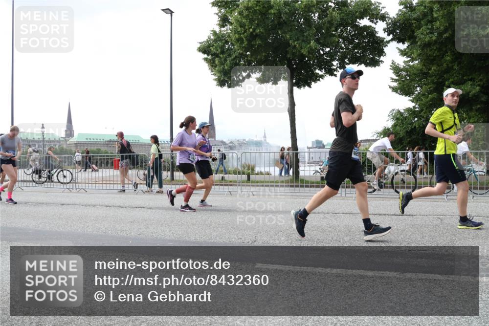 29.06.2025 - hella hamburg halbmarathon Lena Gebhardt http://msf.ph/oto/8432360 29.06.2025 10:44:23 Lombardsbrücke 1095, 1306, 1345, 1459, 1519, 1802, 1804, 2186, 2343, 2610, 2692, 3065, 3506, 3596, 4215, 4496, 4627, 4636, 4898, 4968, 5001, 5127, 5355, 5647, 5649, 5730, 5731, 5902, 5905, 6002, 6895, 7216, 7326, 7610, 7818, 7842, 8272, 8591, 8763, 8870, 8957, 9073, 9397, 9510, 9536, 9879, 10006, 10223, 10303, 10304, 10416, 11825, 11955, 12322, 12409, 12803, 12995, 13262, 13288, 13330, 13390, 13906, 14091, 14123, 14350, 14654, 14971, 18454, 18459 meine-sportfotos.de