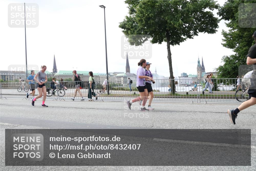 29.06.2025 - hella hamburg halbmarathon Lena Gebhardt http://msf.ph/oto/8432407 29.06.2025 10:44:23 Lombardsbrücke 7610, 1095, 1306, 1345, 1459, 1519, 1802, 1804, 2186, 2343, 2610, 2692, 3065, 3506, 3596, 4215, 4496, 4627, 4636, 4898, 4968, 5001, 5127, 5355, 5647, 5649, 5730, 5731, 5902, 5905, 6002, 6895, 7216, 7326, 7610, 7818, 7842, 8272, 8591, 8763, 8870, 8957, 9073, 9397, 9510, 9536, 9879, 10006, 10223, 10303, 10304, 10416, 11825, 11955, 12322, 12409, 12803, 12995, 13262, 13288, 13330, 13390, 13906, 14091, 14123, 14350, 14654, 14971, 18454, 18459 meine-sportfotos.de
