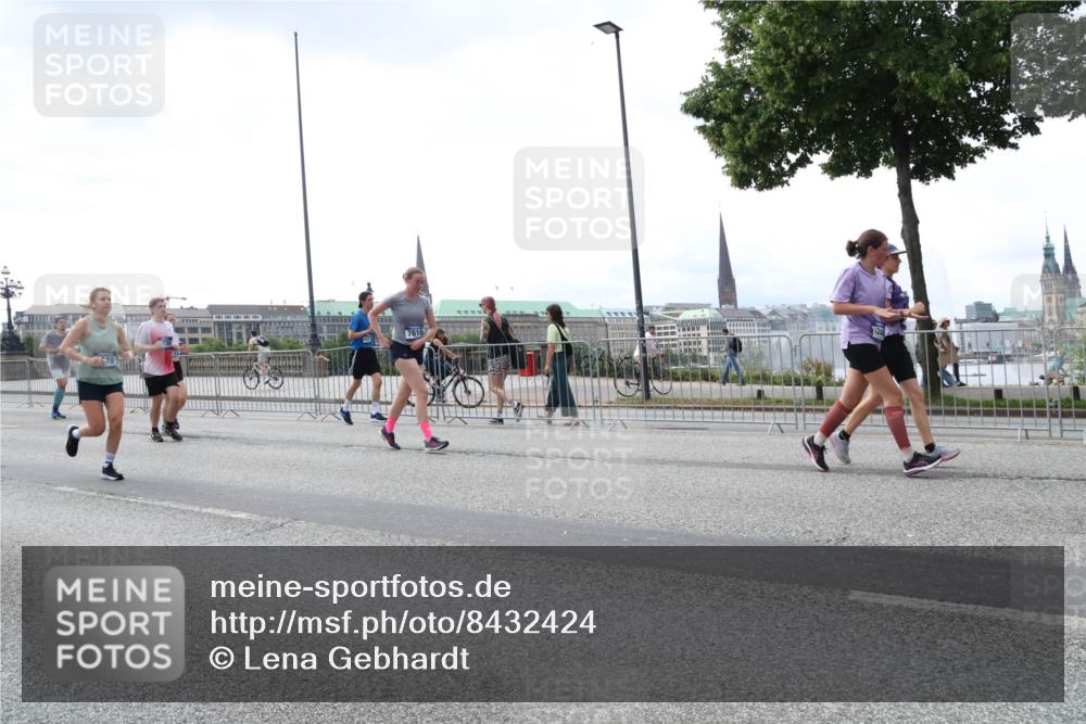 29.06.2025 - hella hamburg halbmarathon Lena Gebhardt http://msf.ph/oto/8432424 29.06.2025 10:44:23 Lombardsbrücke 7610, 1095, 1306, 1345, 1459, 1519, 1802, 1804, 2186, 2343, 2610, 2692, 3065, 3506, 3596, 4215, 4496, 4627, 4636, 4898, 4968, 5001, 5127, 5355, 5647, 5649, 5730, 5731, 5902, 5905, 6002, 6895, 7216, 7326, 7610, 7818, 7842, 8272, 8591, 8763, 8870, 8957, 9073, 9397, 9510, 9536, 9879, 10006, 10223, 10303, 10304, 10416, 11825, 11955, 12322, 12409, 12803, 12995, 13262, 13288, 13330, 13390, 13906, 14091, 14123, 14350, 14654, 14971, 18454, 18459 meine-sportfotos.de