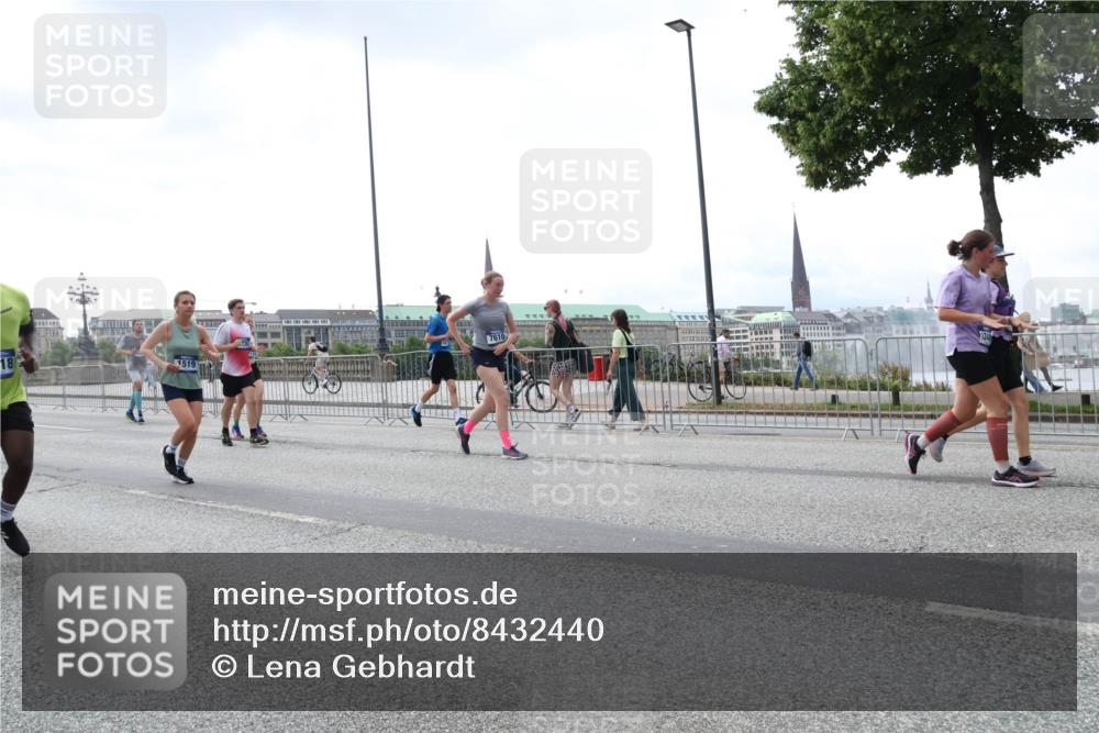 29.06.2025 - hella hamburg halbmarathon Lena Gebhardt http://msf.ph/oto/8432440 29.06.2025 10:44:23 Lombardsbrücke 18, 1519, 7610, 1095, 1306, 1345, 1459, 1519, 1802, 1804, 2186, 2343, 2610, 2692, 3065, 3506, 3596, 4215, 4496, 4627, 4636, 4898, 4968, 5001, 5127, 5355, 5647, 5649, 5730, 5731, 5902, 5905, 6002, 6895, 7216, 7326, 7610, 7818, 7842, 8272, 8591, 8763, 8870, 8957, 9073, 9397, 9510, 9536, 9879, 10006, 10223, 10303, 10304, 10416, 11825, 11955, 12322, 12409, 12803, 12995, 13262, 13288, 13330, 13390, 13906, 14091, 14123, 14350, 14654, 14971, 18454, 18459 meine-sportfotos.de