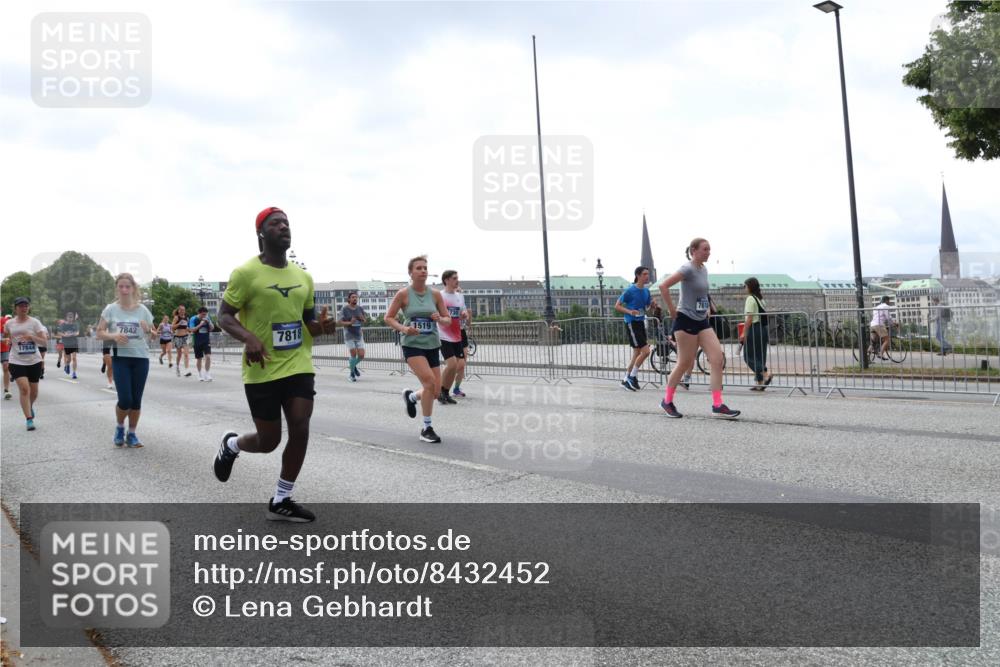 29.06.2025 - hella hamburg halbmarathon Lena Gebhardt http://msf.ph/oto/8432452 29.06.2025 10:44:24 Lombardsbrücke 7842, 7818, 1519, 1095, 1345, 1519, 1802, 1804, 2186, 2343, 2610, 2692, 3065, 3506, 3596, 4215, 4496, 4627, 4636, 4898, 4968, 5001, 5127, 5355, 5647, 5649, 5730, 5731, 5902, 5905, 6002, 7216, 7326, 7610, 7818, 7842, 8272, 8591, 8763, 8870, 8957, 9073, 9397, 9510, 9536, 9879, 10006, 10223, 10303, 10304, 10416, 11825, 11955, 12322, 12409, 12803, 12995, 13262, 13288, 13330, 13390, 13906, 14091, 14123, 14350, 14654, 14681, 14971, 18454, 18459 meine-sportfotos.de
