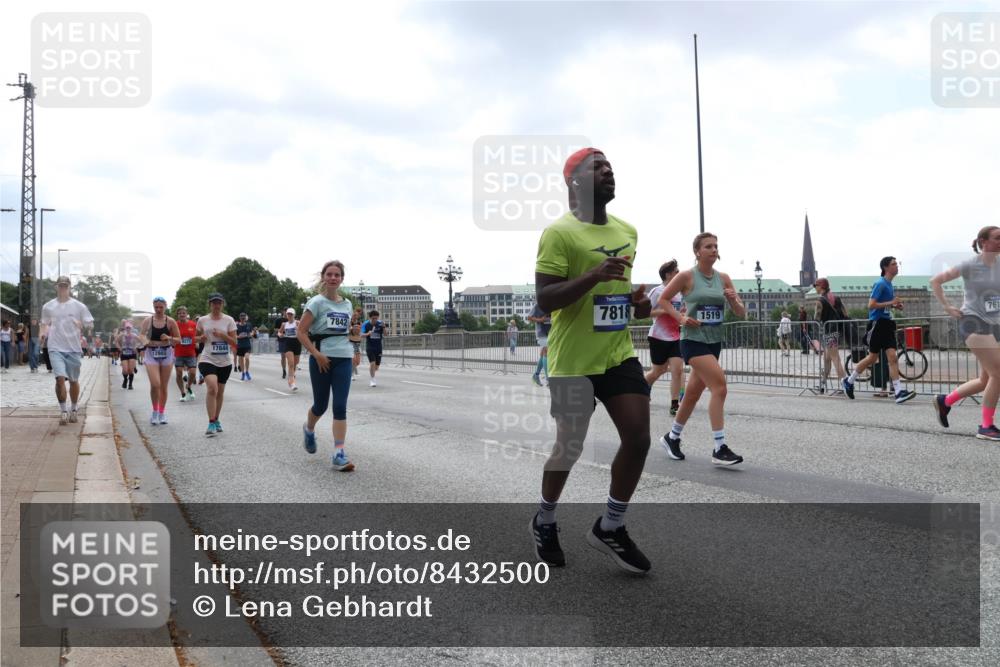 29.06.2025 - hella hamburg halbmarathon Lena Gebhardt http://msf.ph/oto/8432500 29.06.2025 10:44:24 Lombardsbrücke 17844, 7842, 7818, 7610, 1519, 1095, 1345, 1519, 1802, 1804, 2186, 2343, 2610, 2692, 3065, 3506, 3596, 4215, 4496, 4627, 4636, 4898, 4968, 5001, 5127, 5355, 5647, 5649, 5730, 5731, 5902, 5905, 6002, 7216, 7326, 7610, 7818, 7842, 8272, 8591, 8763, 8870, 8957, 9073, 9397, 9510, 9536, 9879, 10006, 10223, 10303, 10304, 10416, 11825, 11955, 12322, 12409, 12803, 12995, 13262, 13288, 13330, 13390, 13906, 14091, 14123, 14350, 14654, 14681, 14971, 18454, 18459 meine-sportfotos.de